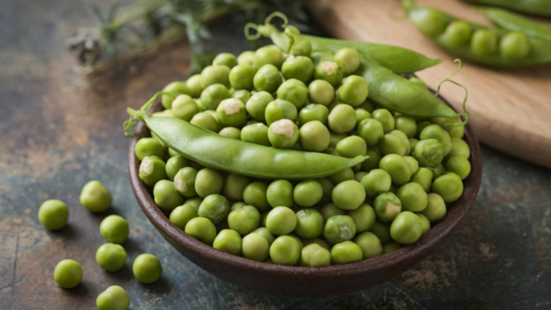 A bowl of fresh, vibrant green peas, showcasing their potential as a protein-rich and fiber-filled addition to daily meals.