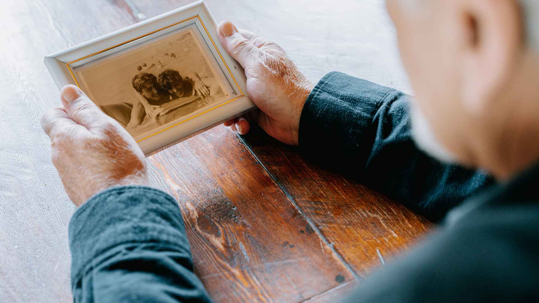 Conceptual illustration representing human memory, recall, and the scientific debate over photographic memory.