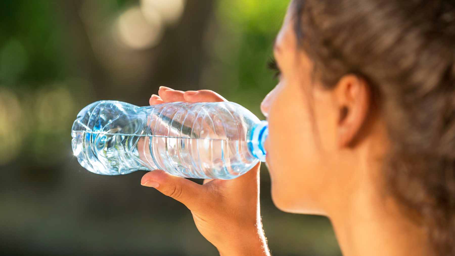 A refreshing glass of water placed next to healthy foods, symbolizing simple daily habits that support metabolic health.