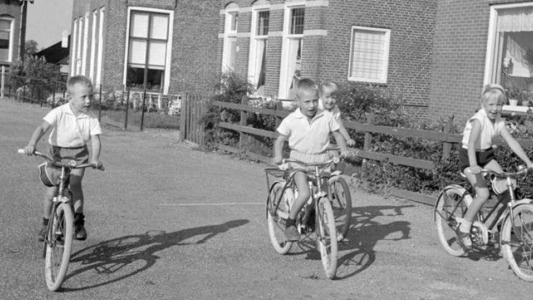 Children playing outdoors independently, reflecting the free play and autonomy that shaped many 1970s childhoods.