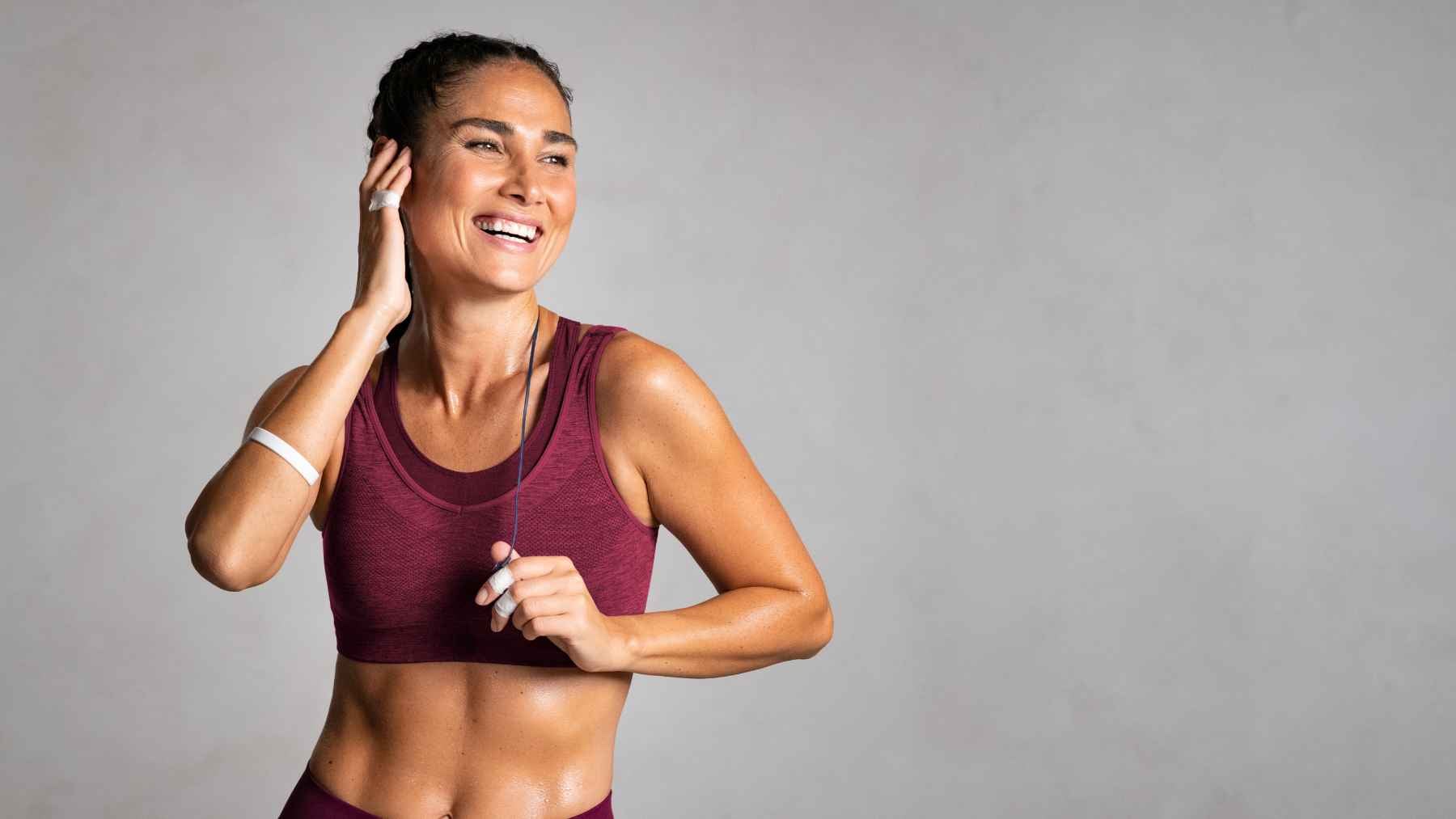 Active woman exercising, illustrating research linking regular fitness, healthy eating, and daily multivitamins with slower biological aging.