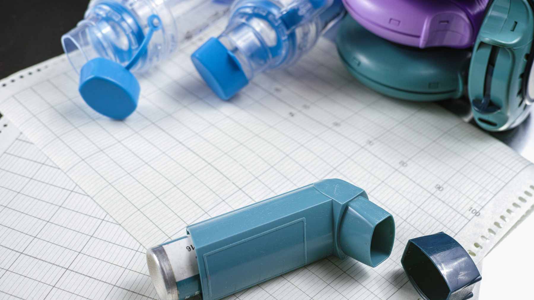 Asthma doesn't just hit your lungs: a psychiatrist explains the hidden emotional spiral that can make your symptoms worse 2 A person holding an inhaler while appearing stressed, illustrating the psychological connection between asthma flare-ups and anxiety.