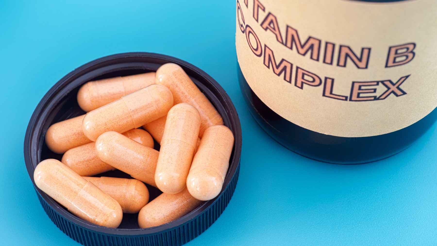 Bottle of B-complex vitamin capsules, illustrating supplements commonly used to support energy metabolism and correct vitamin deficiencies.
