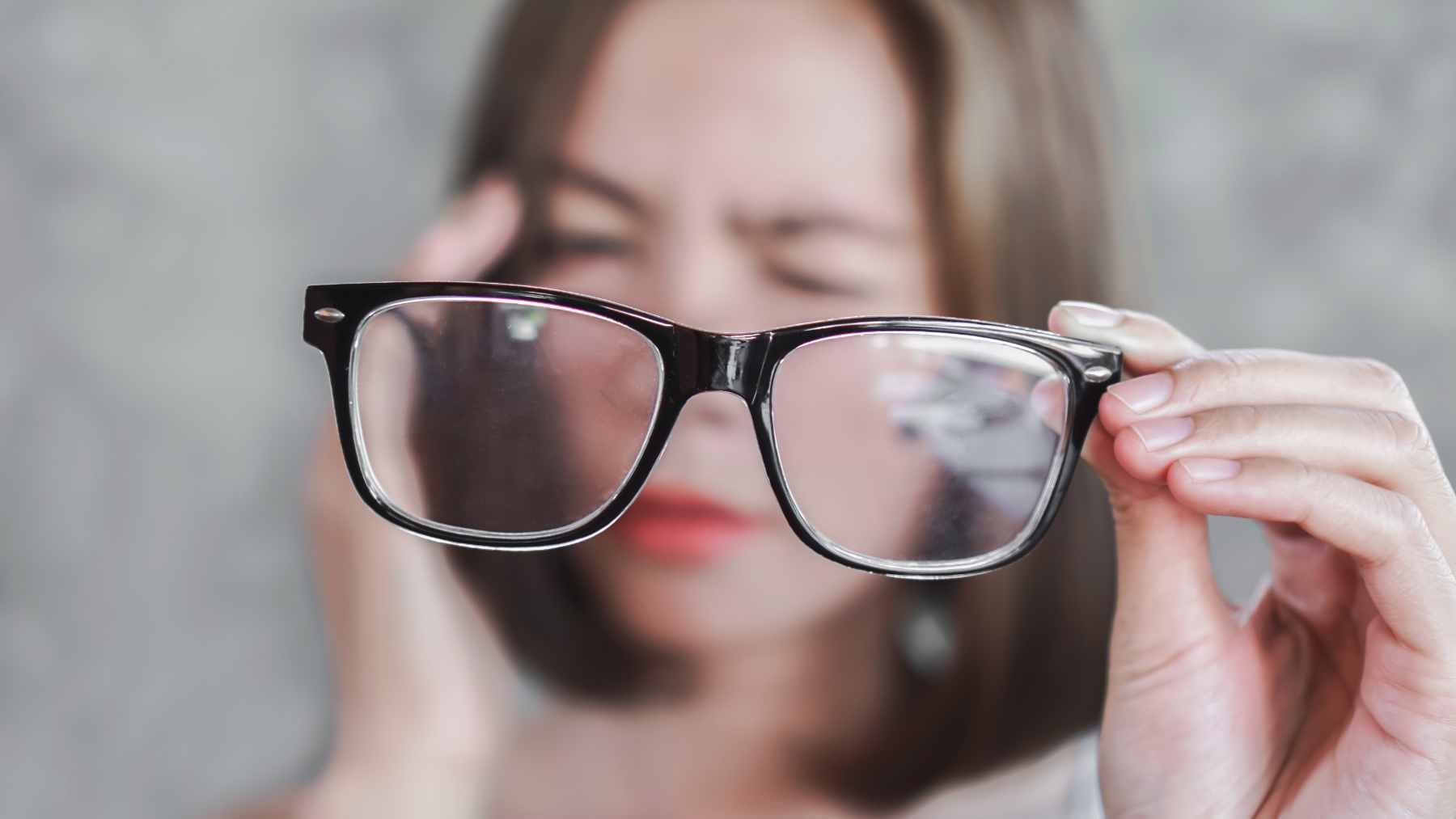 A close-up illustration comparing a clear view of a street scene with a blurry, hazy view caused by cataracts.