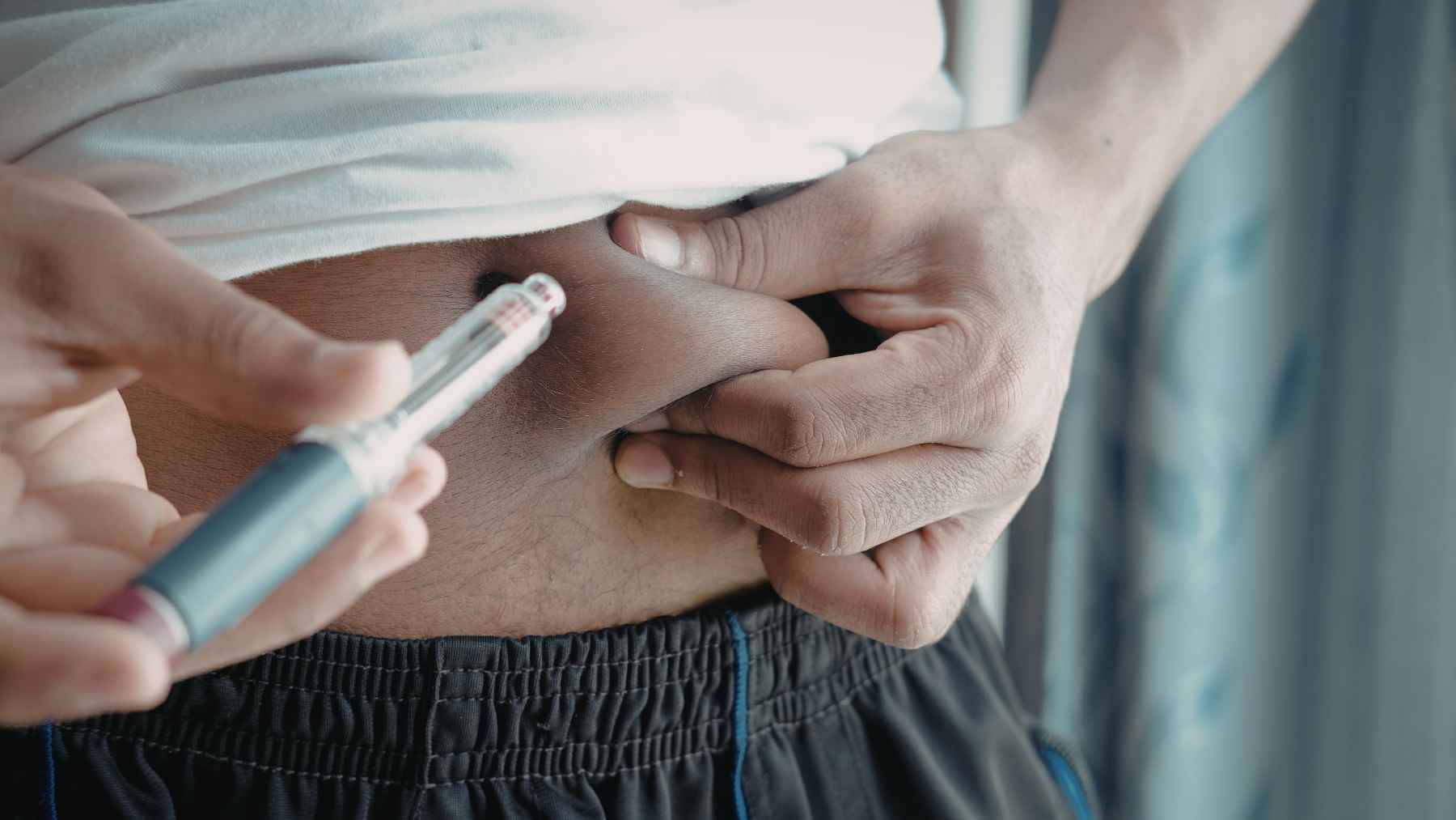 A medical consultation showing diabetes and heart health monitoring, representing a clinical comparison between GLP-1 receptor agonists and SGLT-2 inhibitors.