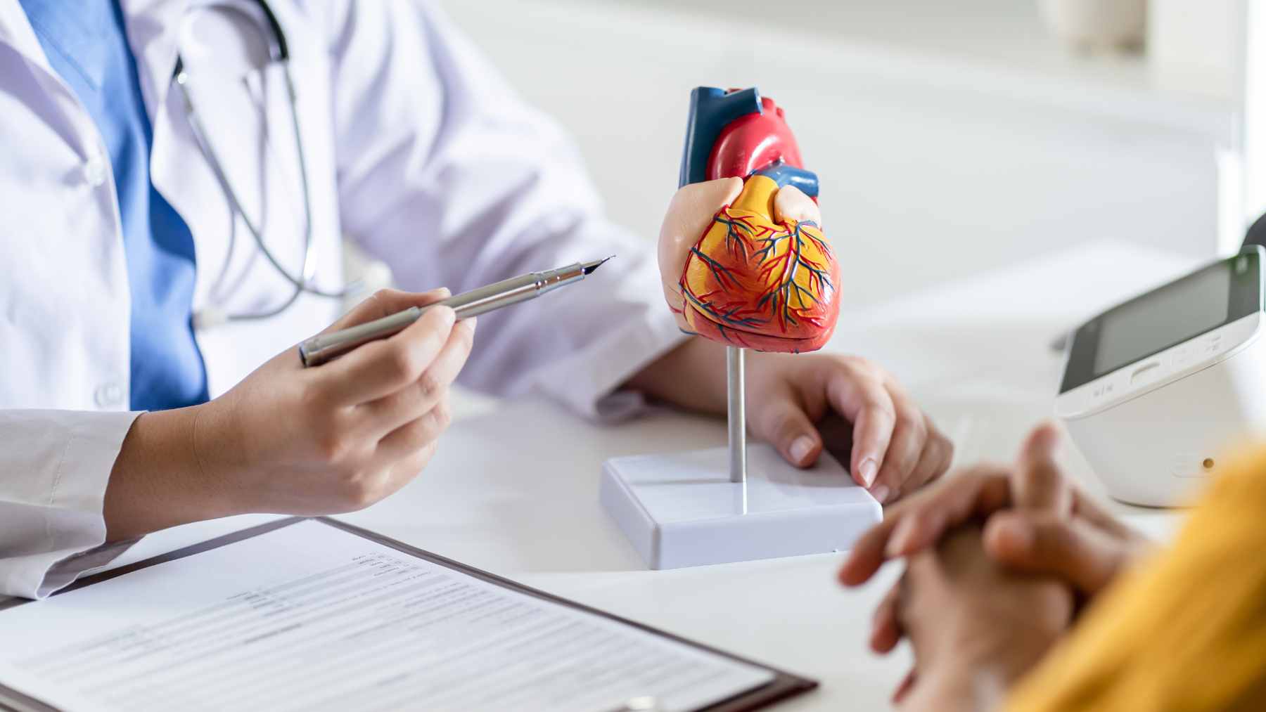 Ask a room of cardiologists what they eat to guard their own hearts, and almost all name the same everyday oil 1 A bottle of extra-virgin olive oil being poured over fresh vegetables, representing the heart-healthy cooking fat recommended by cardiologists and backed by clinical research.