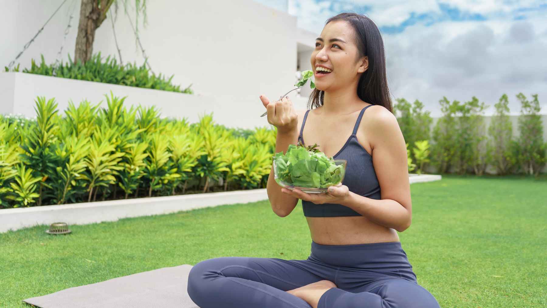 Healthy older adult exercising and maintaining an active lifestyle, illustrating research on diet, fitness, and multivitamins linked to slower biological aging.