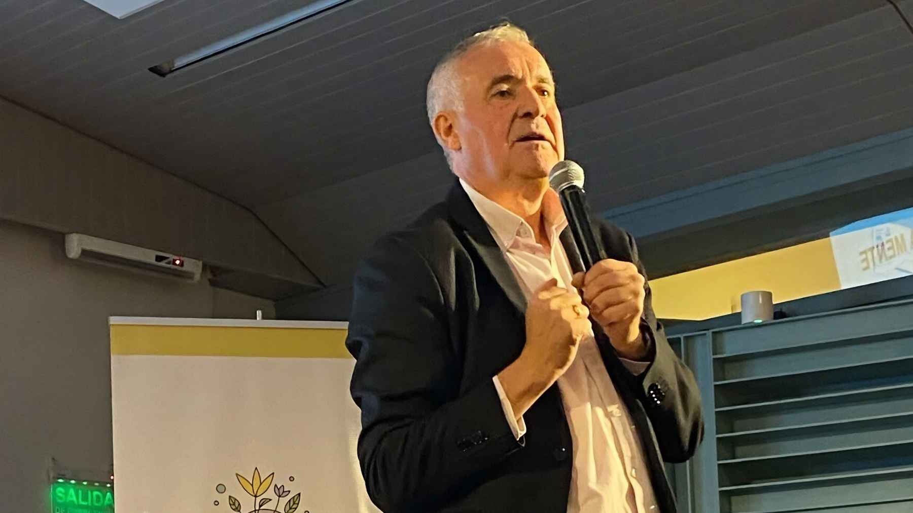 A psychiatry professor says the reason your mental health is slipping is that you no longer know your neighbors, and the rest will surprise you 1 Psychiatrist Javier García Campayo speaks during a conference on mindfulness, compassion, loneliness, and mental health.