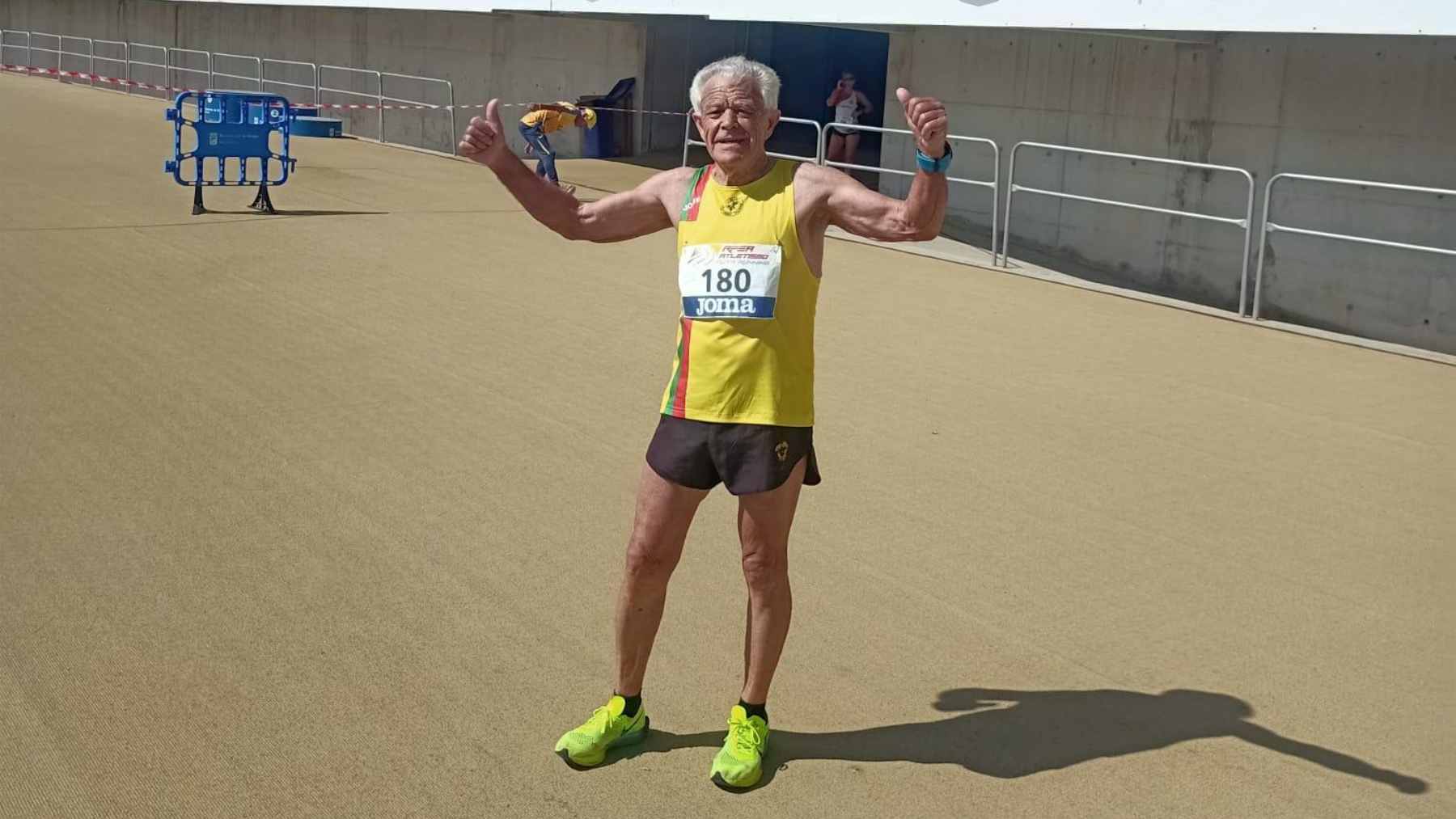 82-year-old marathon runner Juan López jogging outdoors, demonstrating the physical endurance and health benefits of late-life exercise.
