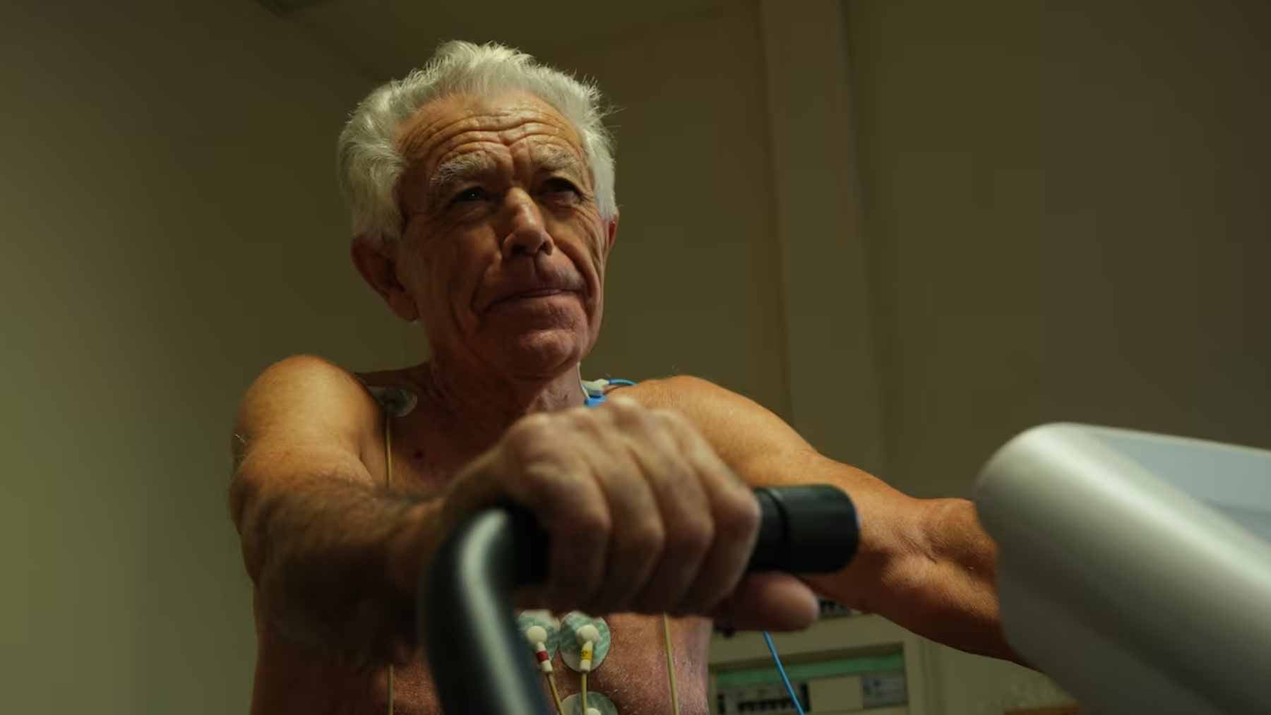 82-year-old marathon runner Juan López jogging outdoors, demonstrating the physical endurance and health benefits of late-life exercise.