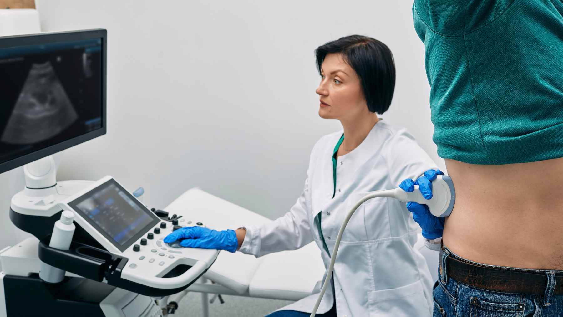 Doctor performs a kidney ultrasound examination, highlighting the importance of early kidney cancer diagnosis and patient care.