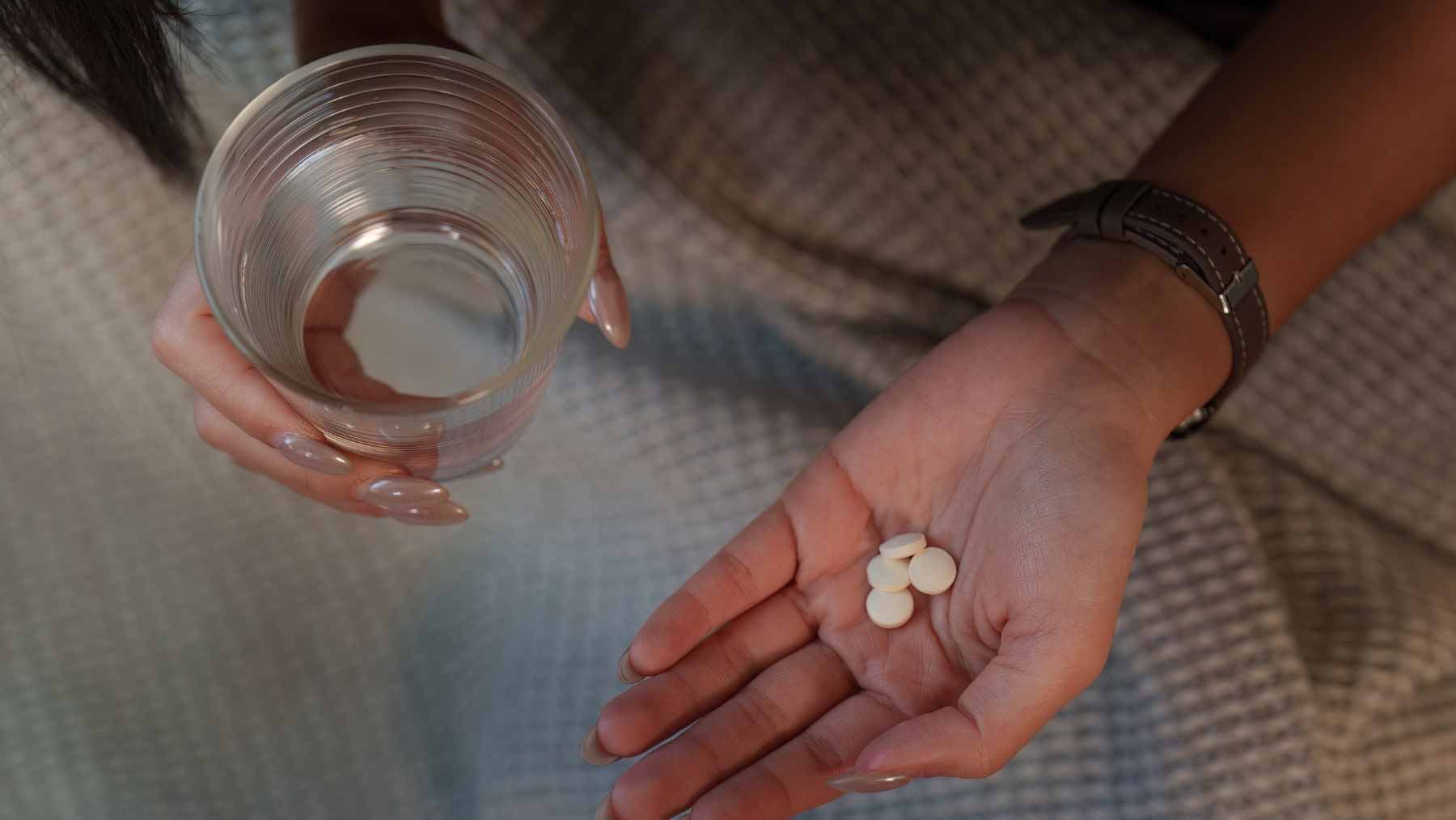 A comparison of magnesium glycinate and magnesium citrate supplements sitting on a wooden table.