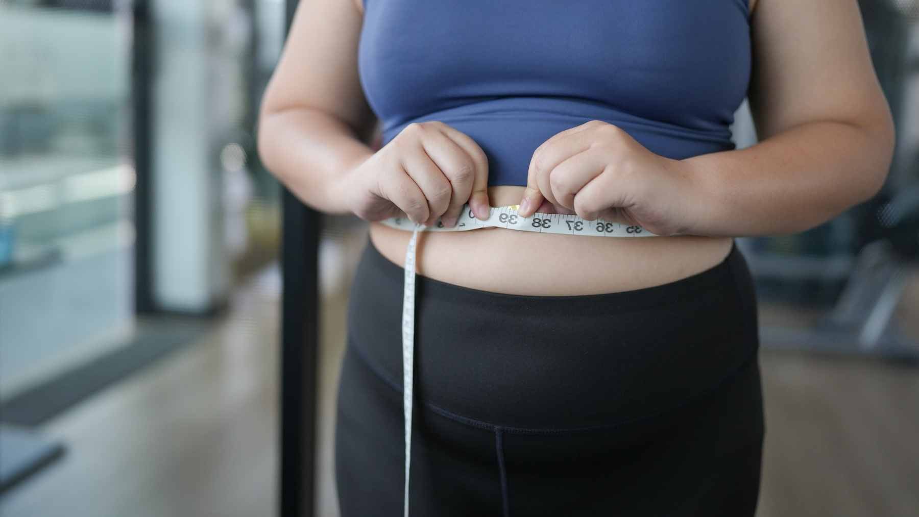 Noelia Alonso, psychologist specializing in eating: 'People think those who are overweight lack willpower, and it's completely the opposite' 1 Psychologist Noelia Alonso Cabarga during a professional consultation session focused on mental health and eating behaviors.