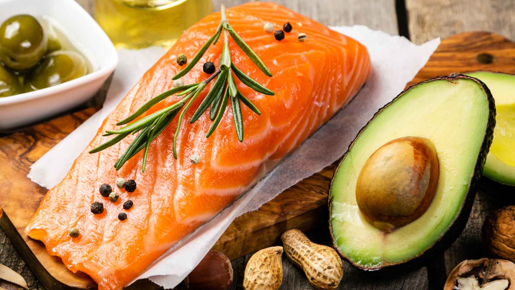 Foods rich in omega-3 fatty acids, including fish, chia seeds, and nuts, associated with research on psoriasis and skin inflammation.