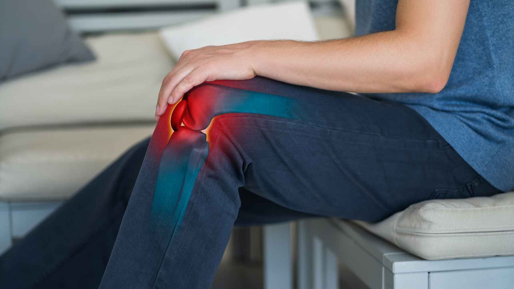 A close-up of a person experiencing joint pain in their hands, highlighting the differences between osteoarthritis and rheumatoid arthritis.