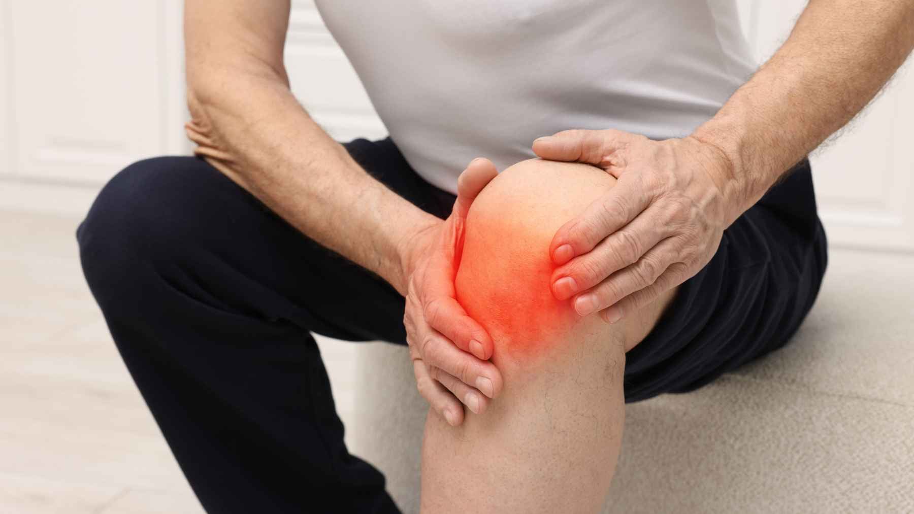 A close-up of a person experiencing joint pain in their hands, highlighting the differences between osteoarthritis and rheumatoid arthritis.