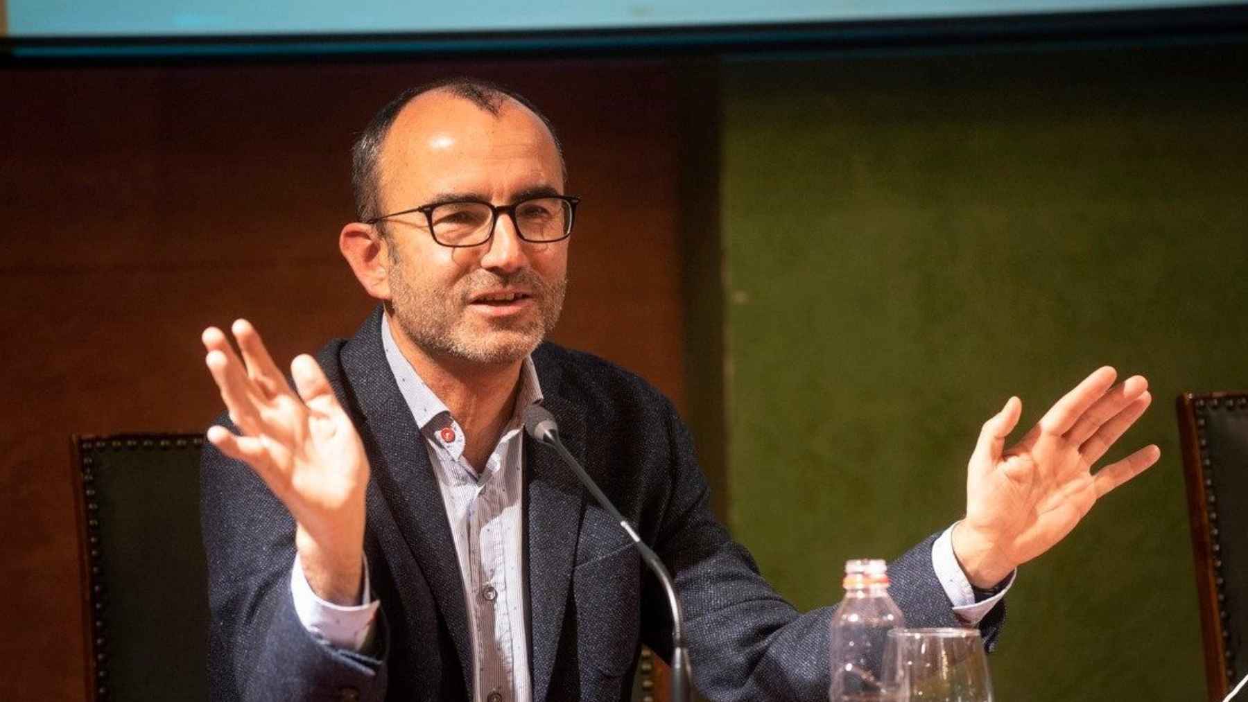 Psychologist Rafael Santandreu speaking at a public event about overcoming insomnia and reducing the fear of not sleeping.