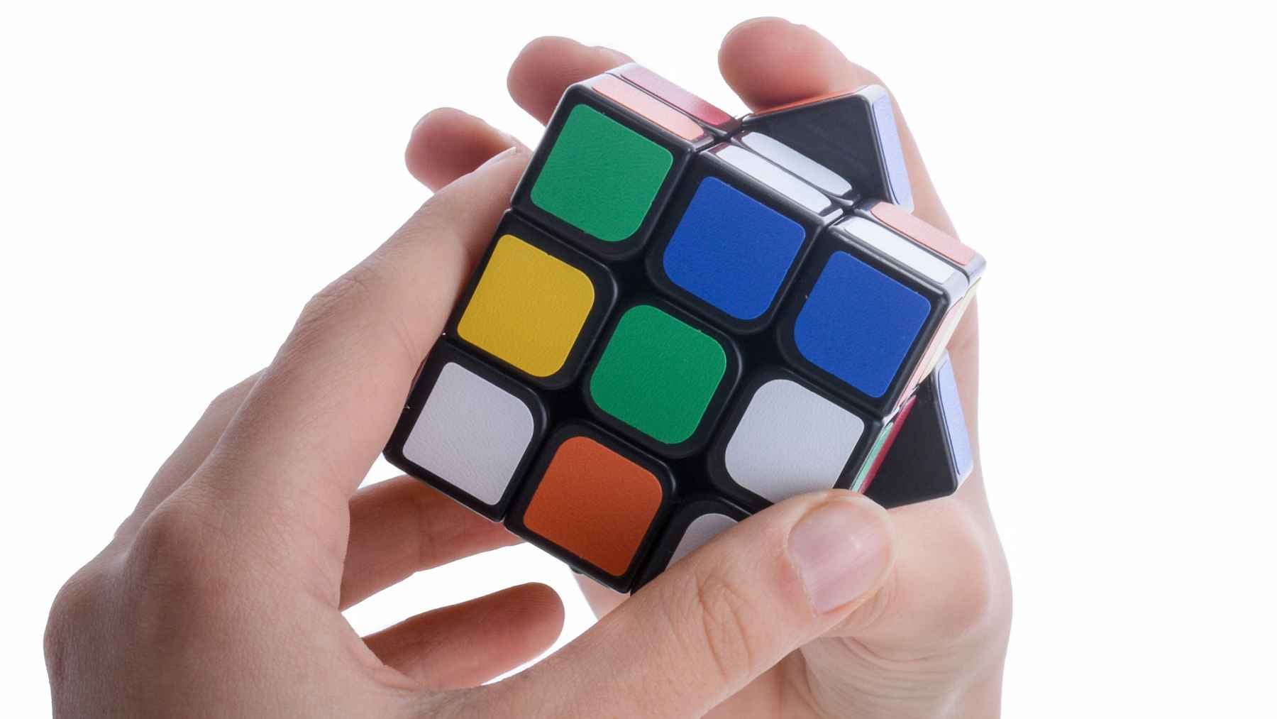 Hands solving a Rubik’s Cube as a brain-training activity to improve memory, focus, and cognitive function.