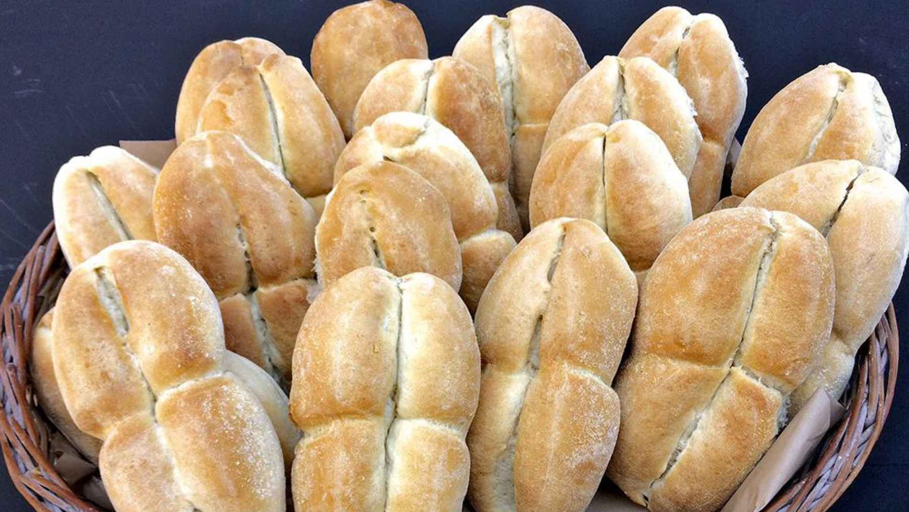 A nutritionist says how much bread you can eat in a day, and the number is higher than the diets have been telling you 1 Fresh Chilean marraqueta bread displayed in a basket, a traditional bread commonly eaten at breakfast and once.