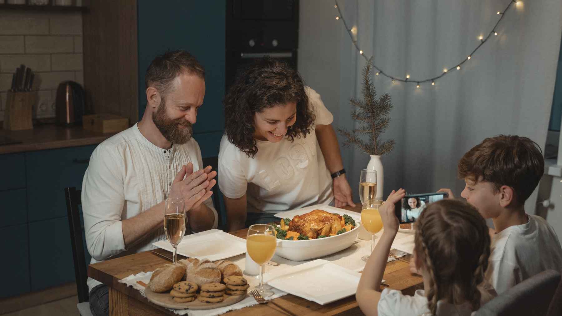 When you eat dinner changes more than what you put on the plate, and the window that works best closes earlier than you think 2 A person eating a healthy dinner in the evening, representing the science of meal timing, circadian rhythms, and metabolism before bedtime.