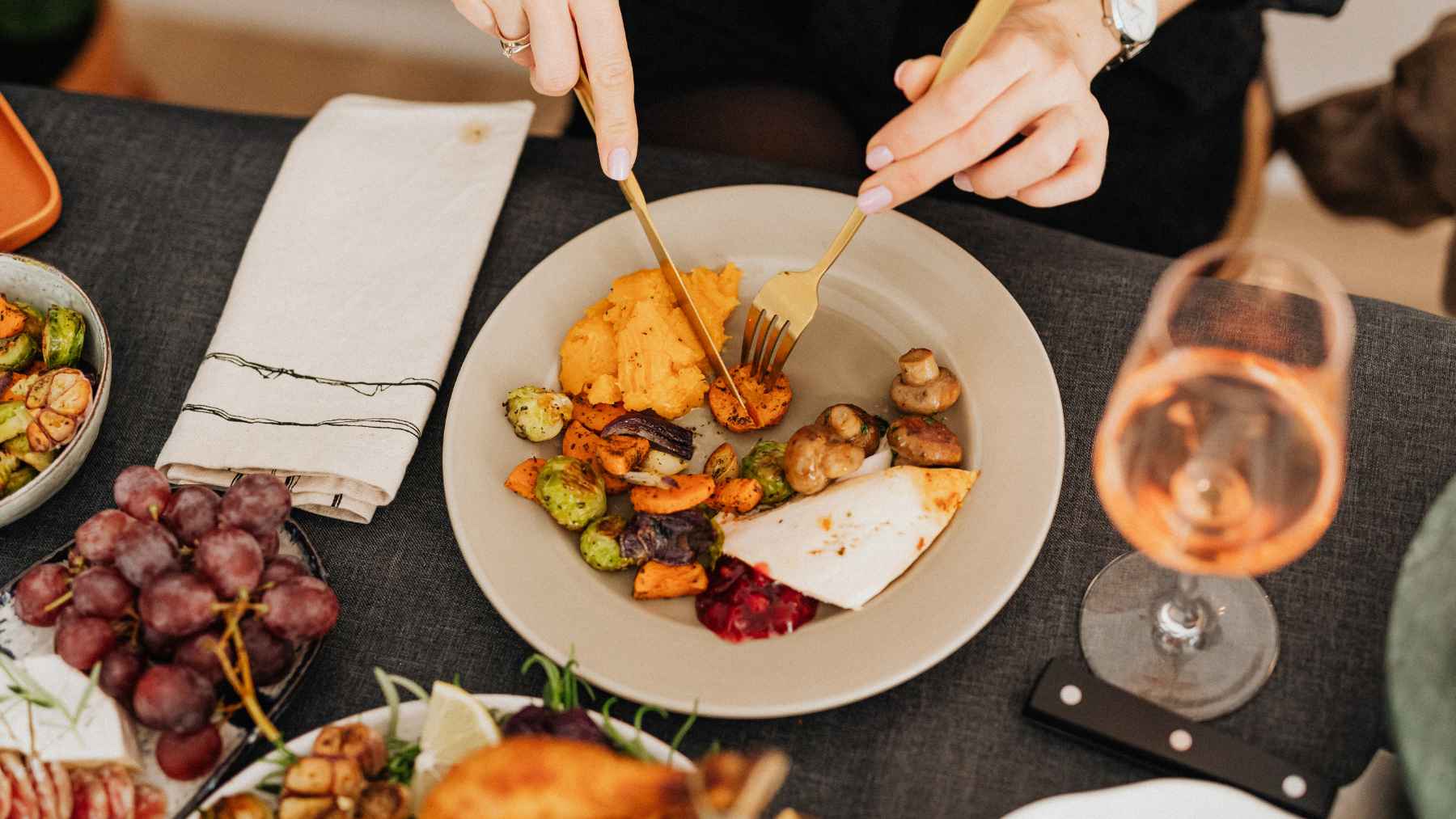 A person eating a healthy dinner in the evening, representing the science of meal timing, circadian rhythms, and metabolism before bedtime.