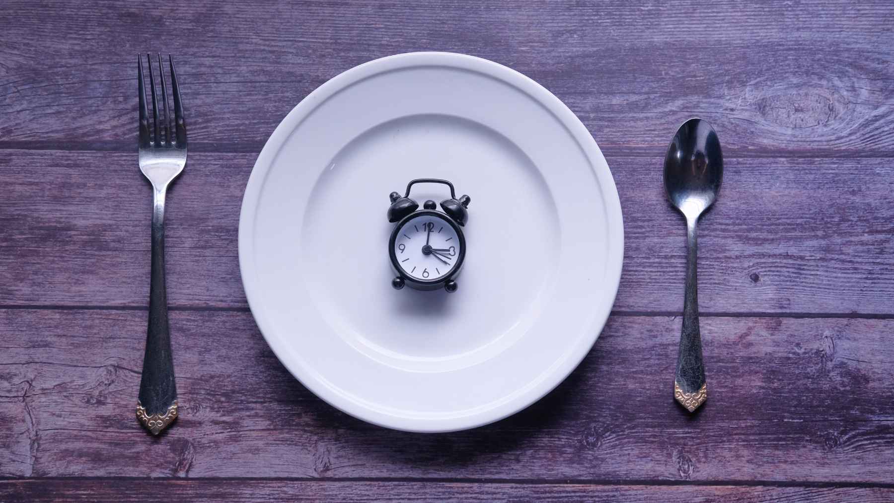 When you eat dinner changes more than what you put on the plate, and the window that works best closes earlier than you think 1 A person eating a healthy dinner in the evening, representing the science of meal timing, circadian rhythms, and metabolism before bedtime.