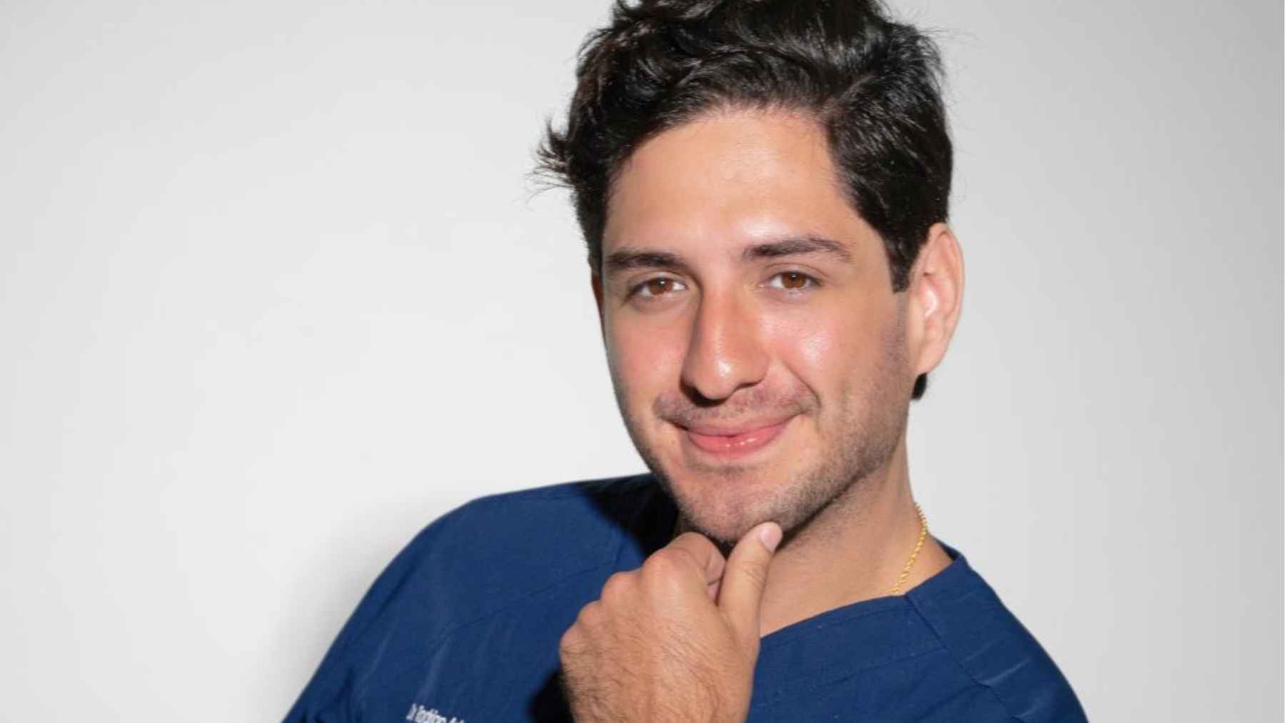 Portrait of Dr. Rodrigo Arteaga, the physician who highlights the brain, circulation, and mobility benefits of daily walking.