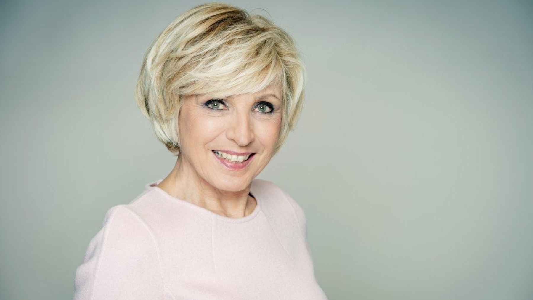 French weather presenter Évelyne Dhéliat during her return to television after breast cancer treatment while wearing a wig.