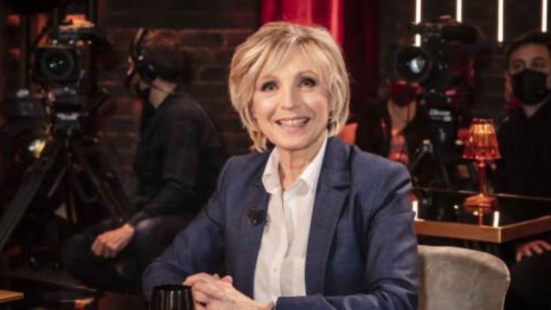 It wasn't vanity behind her wig on air: how this beloved weather presenter hid a long breast cancer battle from millions of viewers 1 French weather presenter Évelyne Dhéliat smiling during a television studio appearance years after her breast cancer treatment.