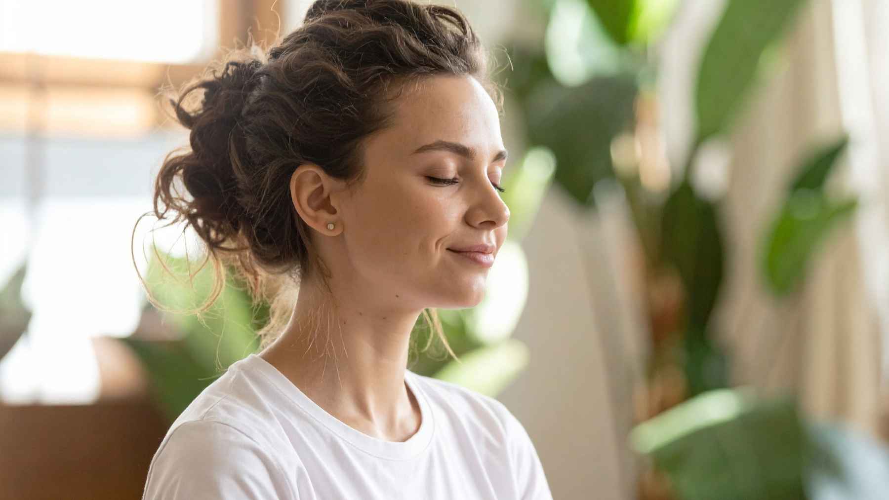 Female doctor holding a cup of coffee outdoors, illustrating the relationship between sleep routines, circadian rhythm, daily alertness and healthy habits