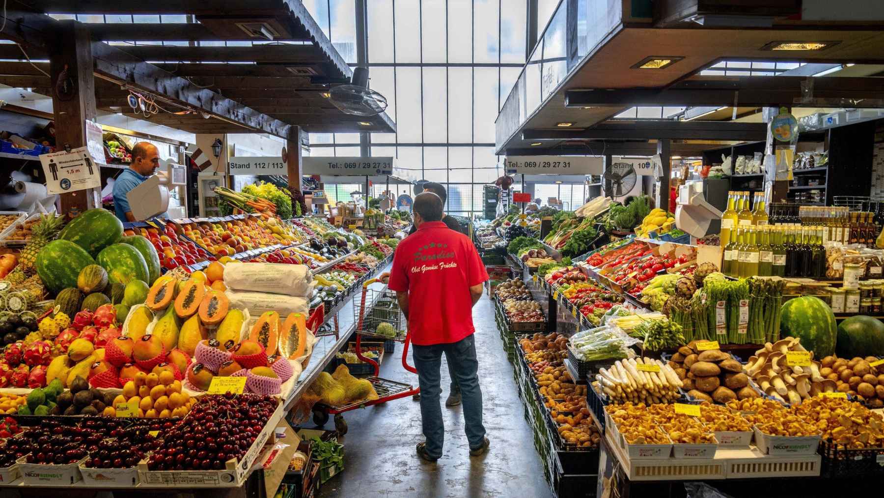 A nutrition researcher read thousands of studies and now eats by a three rule principle, and the first rule cancels most diets 1 Fresh fruits, vegetables, and other whole foods displayed at a market, illustrating the importance of variety in a balanced diet.