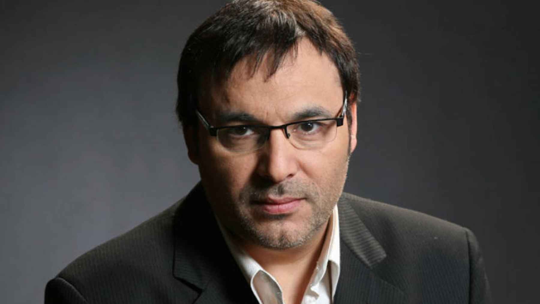 Gabriel Rolón, Argentine psychoanalyst and writer, in a portrait wearing glasses and a dark suit