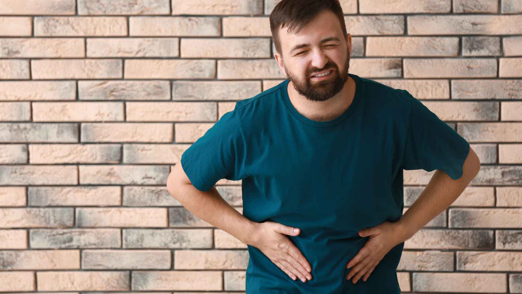 A patient meets with healthcare professionals to discuss persistent bloating, digestive health, and nutrition during a medical consultation.