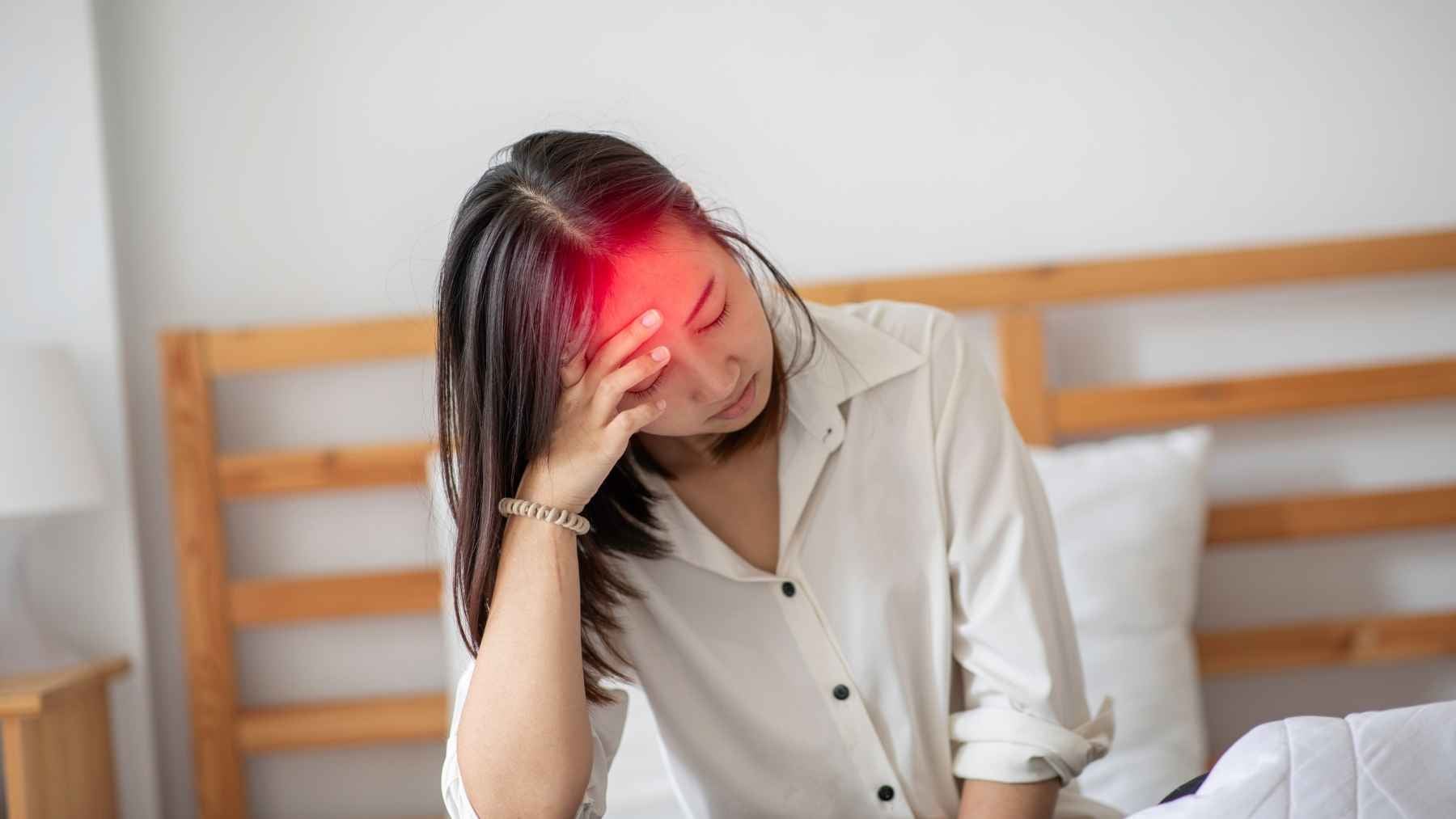 Juan Manuel Ceballos, neurologist: be careful with aged cheese, chocolate and wine, because all three set off a migraine 2 A clinical consultation setting representing neurological care and lifestyle advice for managing migraine triggers like wine, cheese, and chocolate.