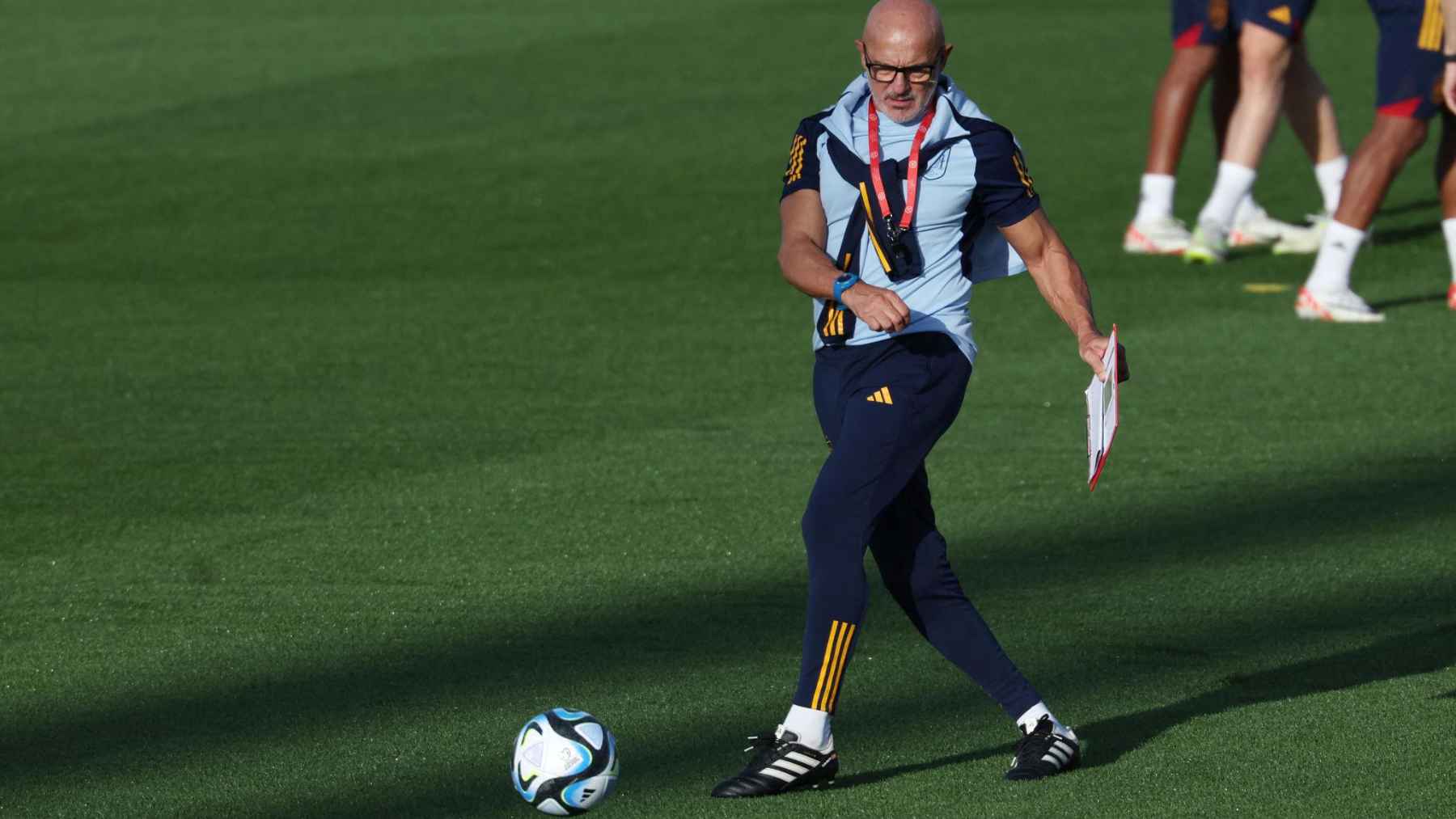 Luis de la Fuente during a public appearance, reflecting the disciplined lifestyle and daily strength training routine he follows at age 65.