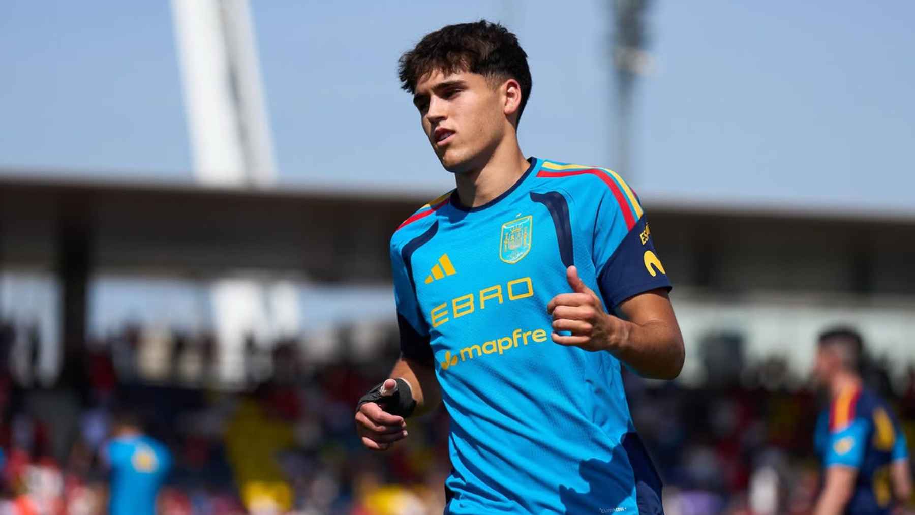 FC Barcelona center back Pau Cubarsí focused during a training session at the club facilities.