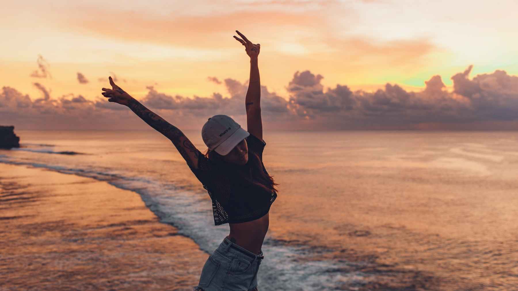 An open sea and a distant horizon, representing Seneca's philosophical teachings on purpose, direction, and true happiness.
