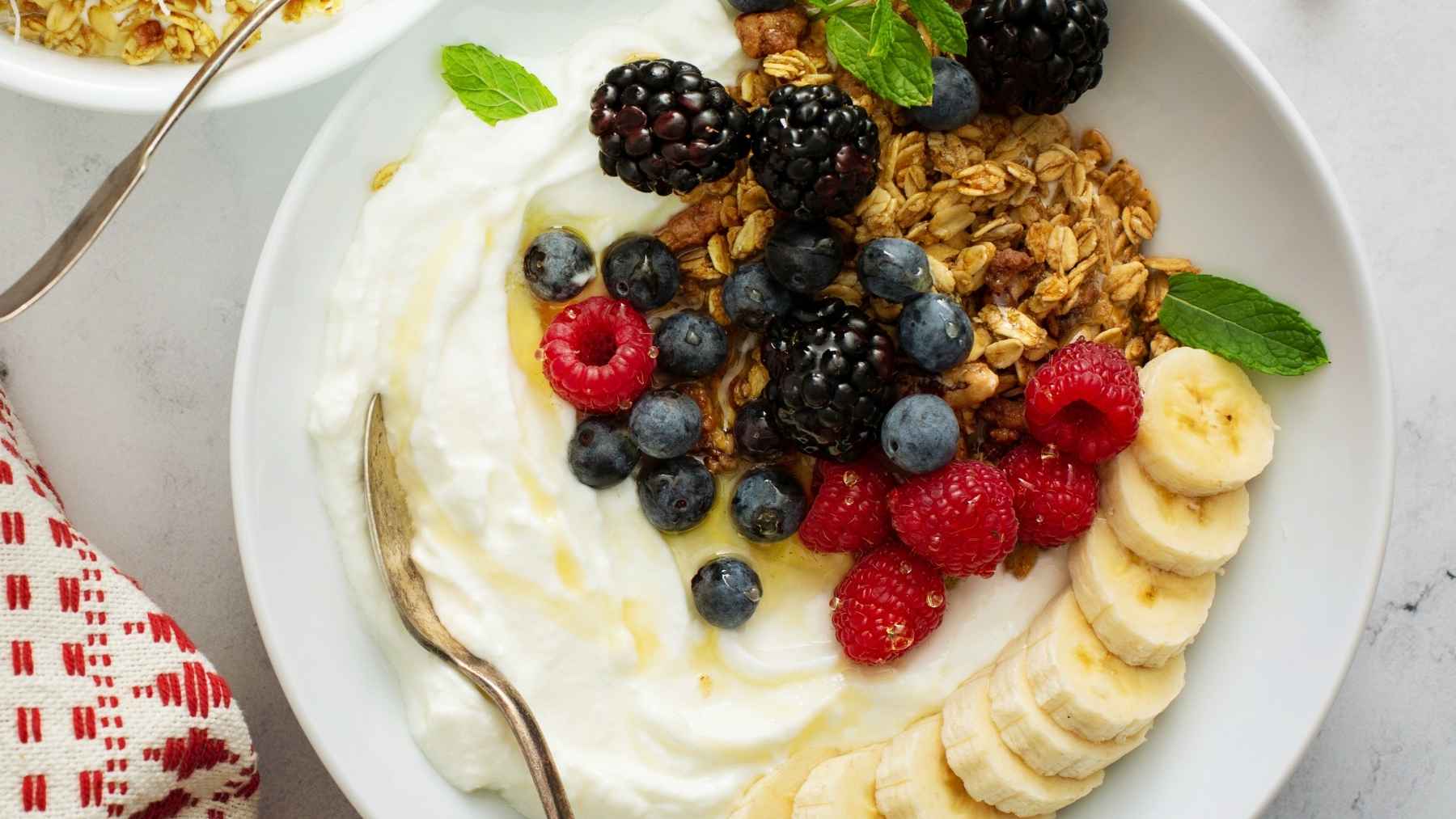 A healthy, balanced meal rich in protein, fiber, and whole foods, representing daily lifestyle habits for maintaining steady blood sugar and energy.