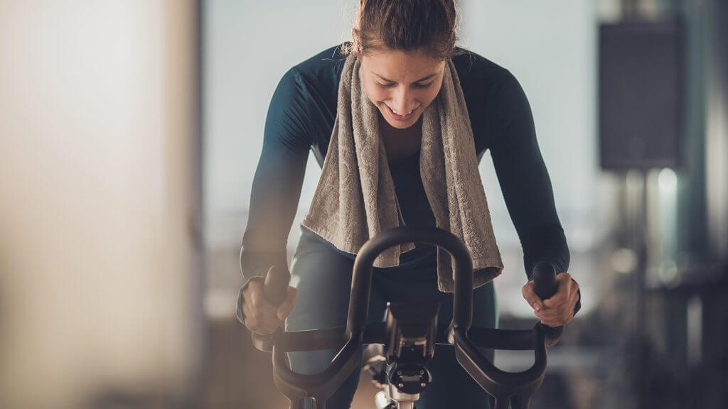 El spinning es un entrenamiento físico que se realiza con ayuda de una bicicleta estática que generalmente se encuentra en gimnasios o salas de entrenamientos.