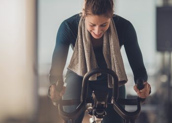 El spinning es un entrenamiento físico que se realiza con ayuda de una bicicleta estática que generalmente se encuentra en gimnasios o salas de entrenamientos.