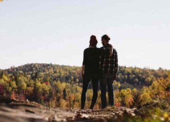 Los solteros de España, preocupados: llegan las relaciones 'almohadilla' y vienen para quedarse