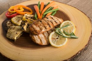 ¿También compras pollo asado en el supermercado? Los nutricionistas explican lo saludable que es