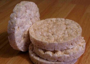 Las venden como snack saludable para adelgazar pero no te fíes: la opinión de la OCU sobre las tortitas de arroz