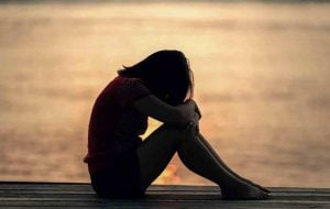 Qué diferencias hay entre una persona triste y una depresiva, según esta científica de la Universidad de Cambridge