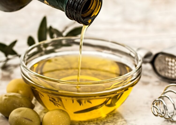 Cómo utilizar aceite de oliva para las manchas de la cara