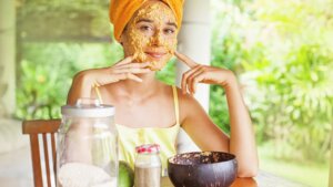 Exfoliante facial casero natural: 4 recetas esenciales con ingredientes que seguro tienes en casa