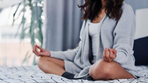 Yoga en la cama: 5 posturas para dormir inmediatamente