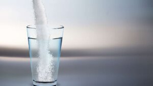 Lo que le pasa a tu cuerpo si tomas agua con azúcar