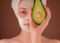 La rutina facial que tienen que seguir las mujeres de más de 45 años, según la dermatóloga Leire Barrutia