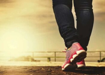 Esto es lo que le puede pasar a las mujeres que caminan rápido, según una experta de Harvard